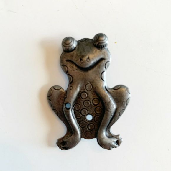 Frog Brooch Pin Silver Tone 1 1/2" Sitting - Picture 4 of 4